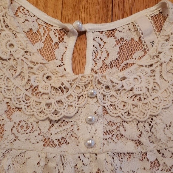 Lace Top Size S with a Pearl closure & 3 Pearl buttons in the front. Cream. - Picture 2 of 5